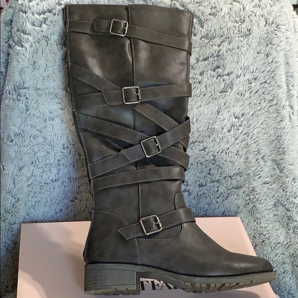 ❤️/ Gray Wrap Buckle Moro Boots - Size 8